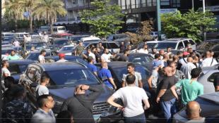 أزمة البنزين أقفلت الطرق... اللبنانيون عالقون في سياراتهم بانتظار قرار السلطة