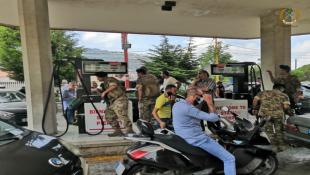 بالصور : الجيش اللبناني باشر عمليات دهم محطات الوقود ومصادرة الكميات المخزنة من مادة البنزين.