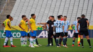 ما هو سبب توقّف مباراة البرازيل والأرجنتين؟