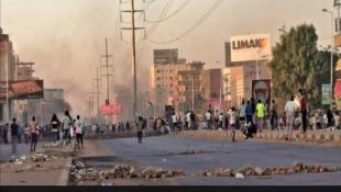 أكبر عدد من القتلى منذ الانقلاب... تظاهرة ضخمة وقنابل مسيّلة للدموع في السودان