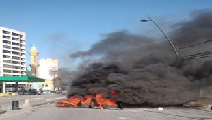 قطع طريق ساحة النجمة - مسجد الزعتري بالاطارات المشتعلة احتجاجا