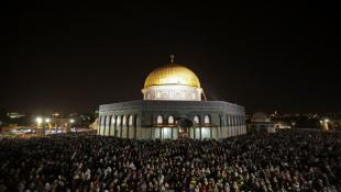 بالصور- ربع مليون فلسطيني يحيون ليلة القدر في المسجد الأقصى