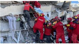 فرق الإنقاذ الروسية تنتشل 40 شخصاً من تحت الأنقاض في تركيا