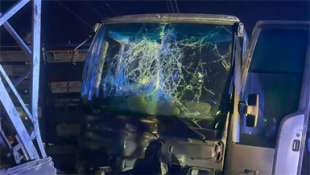 21 جريحا من المسنين من مدينة  صيدا  في حادث مروري في زحلة نتيجة إصطدام شاحنة بباص كانوا يستقلونه