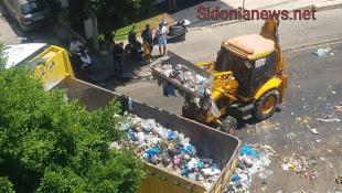 بالصور: لجان حـ زب الله ترفع النفايات في الهلالية (شرق صيدا)  بعد مناشدات الأهالي وقطع الطريق