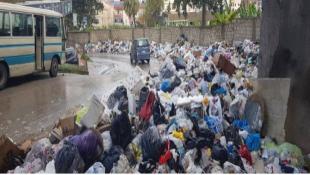 بالصور : النفايات تزنّر طرقات بلدات "اتحاد صيدا-الزهراني" ووفد منه يحمل الى مولوي مقترحاً بحل مؤقت