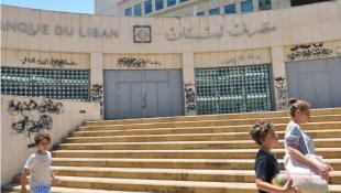 مصرف لبنان يتوقّع فوضى تدبّ بين المصارف والمودعين