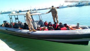 بالصور : الجيش اللبناني : إنقاذ 20 سوريًّا أثناء محاولة تهريبهم بطريقة غير شرعية على متن مركب قبالة شاطىء مدينة طرابلس