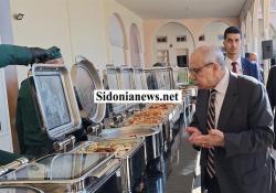 بالفيديو:  صيدونيانيوز تواكب تحية الأطباق الشهية لرئيس الوزراء القاضي نواف سلامة  خلال إفتتاحه مأدبة الغداء التي أقامتها المقاصد صيدا على شرفه والرئيس فؤاد السنيورة يراقب!