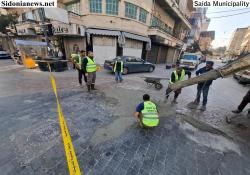 بالصور: م.حجازي : فرق طوارىء بلدية صيدا قامت بتسكير حفر شوارع في السوق التجاري بالباطون المقدم من شركة معطي غروب إستجابة لطلب جمعية التجار