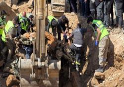 بالصور : انتشال جثماني الشهيدين محمد الجمل وسليم المغربي من تحت أنقاض الغارة الاسرائيلية على جسر القاسمية قبل أيام