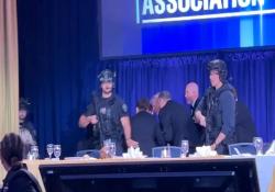 بالصور: إجلاء ترمب من عشاء مراسلي البيت الأبيض بعد حادثة إطلاق نار؟ | معلومات عن توقيف المسلح ؟ | شبكة سي إن إن عن مصدر: الرئيس ترمب وأعضاء إدارته في أمان؟