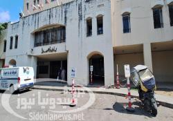 بالفيديو والصور: إنهيار بلاطات من واجهة بلدية صيدا الرئيسية وإجراءات إحترازية ووقائية بانتظار الترميم والصيانة ؟
