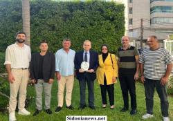 درع تقديرية للنائب د. عبدالرحمن البزري من رابطة آل الأشقر في صور تقديرًا لدعمه النازحين في صيدا