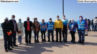 بالصور:بلدية صيدا وهيئات المجتمع المدني والكشفي والصحي يواصلون تنظيف الشاطىء الصيداوي من كتل القطران الأسود