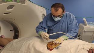 بالصور :  انجاز طبي جديد للدكتور كنج في مسشتفى حمود – صيدا إجراء عملية لورم سرطاني لمريض