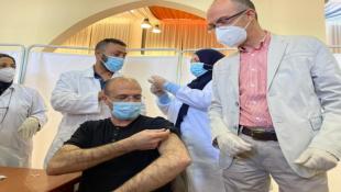 وزير الصحة حمد حسن يتلقى لقاح أسترازينيكا