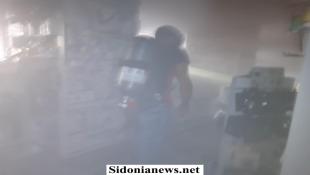 بالصور : عناصر اطفاء بلدية صيدا اخمدوا حريقا شب داخل احدى الصيدليات في المدينة