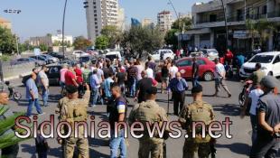 بالصور: الجيش اللبناني أعاد فتح طريق ساحة النجمة بعد قطعها لساعات من قبل سائقي السيارات العمومية رفضا لمشروع واصل