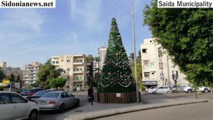 بالصور:  بلدية  صيدا رفعت الشجرة الميلادية وسط المدينة والسعودي هنأ بالأعياد المجيدة آملا أن يتخطى لبنان كل الصعاب ويزول كابوس كورونا ومتحوراته قريباَ