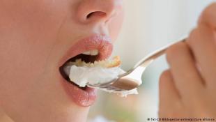 طعم المعدن في الفم.. هل يخفي مشاكل صحية خطيرة؟