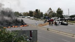 قطع أوتوستراد الصرفند بالسواتر الترابية والإطارات المشتعلة احتجاجًا على توقيف مطلوب