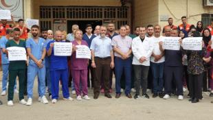 مستشفيات الهلال الأحمر الفلسطيني تنظم وقفات احتجاجية رفضاً لإجراءات الخطيب  بحق فرع لبنان
