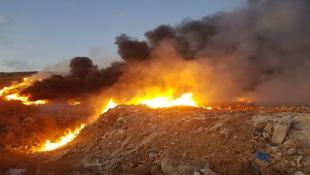 بالصور: اللجنة البيئية في صيدا تواجه : نيران النفايات المشتعلة جنوب صيدا لم تنطفىء لليوم الثالث على التوالي