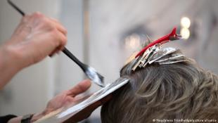 دراسة تحذّر من منتجات تمليس الشعر: تتسبب في سرطان خطير!