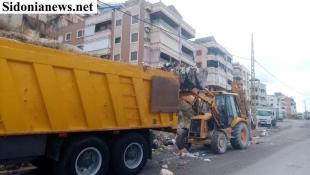 بالصور : بلدية بقسطا بدأت بإزالة النفايات من الشوارع بعد اسبوع على تكدسها