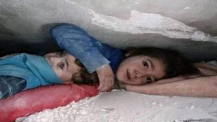 طفلة سورية  تتوسل لإنقاذها  : عمو طلعني وبصير خدامة عندك