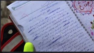مذكّرات طفلة سوريّة تخرج من تحت الأنقاض:  منظر الدفاتر حرق قلبي