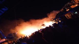 بالصور : حريق كبير في طرابلس وإطلاق نار كثيف