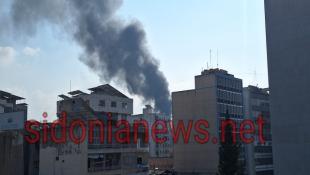 بالصور : حريق كبير ودخان اسود في صيدا وسيارات الاطفاء هرعت الى المكان