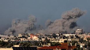 بالصور : حرب غزة تقترب من يومها المئة... 23708 قتيلاً وأكثر من ستين ألف جريح والكثير لا يزالون تحت الأنقاض
