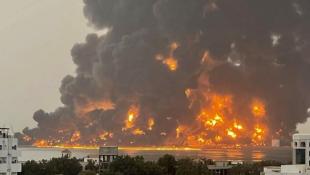 بالتفاصيل: إسرائيل تقصف ميناء الحديدة في اليمن ردّاً على هجوم تل أبيب... والحوثيّون يتوعّدون: ستدفع الثمن