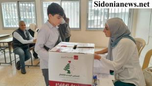 بالصور : انتخابات المجلس البلدي للأطفال في صيدا تتواصل لليوم الثاني ... جدية الصغار وبرامجهم تسبق ديمقراطية الكبار : تشطيب وأوراق بيضاء وملغاة ودموع فرح وخسارة !