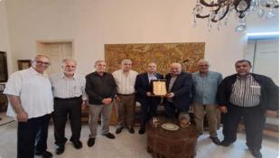 بالصور : درع تقديرية للنائب البرزي تكريماً لمواقفه الداعمة للشعب الفلسطيني