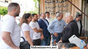 بالصور : المرشح لرئاسة بلدية صيدا مصطفى حجازي وأعضاء لائحة سوا لصيدا جالوا في حي البراد وسط المدينة