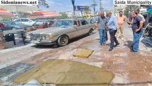 بالصور: رئيس بلدية صيدا  المهندس حجازي تابع ميدانيا  تسرب المياه وسط شارع السوق التجاري والتقى مخاتير ووفد خبراء السير ووفد من المجلس النرويجي