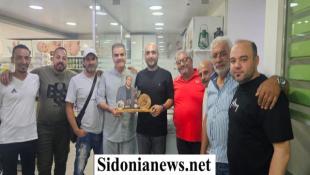 نادي الحرية برئاسة المختار عبد الرحمن الرفاعي يقدم درعًا تقديريًا للصيدلي عمر محمد مرجان