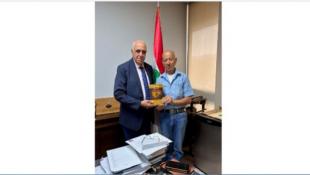 النقيب جوزف القصيفي تسلم من العميد المتقاعد جوزف تامر كتابه الرابع عشر حكاية وطن...شعبه ضائع
