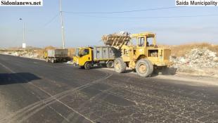 بالصور: بلدية صيدا تنوه بإستجابة شركة NTCC لطلب رئيسها المهندس مصطفى حجازي بإزالة ردميات وبقايا نفايات من على الطريق جنوبي سينيق
