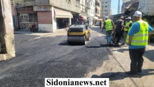 بالصور : رجل الأعمال عضو المجلس البلدي  السيد عامر معطي يعبّد طريق حي رجال الأربعين في تعمير عين الحلوة صيدا  بعد معاناة مستمرة منذ أكثر من 15 عاماً