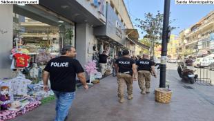 بالصور: شرطة بلدية صيدا واصلت دورياتها لإزالة التعديات في السوق التجاري وتطلق بعد غد الإثنين حملة جديدة  تشمل شوارع وأحياء المدينة