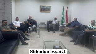 بالصور : الدكتور بسام حمود خلال جلسة حوار ونقاش مع عضوي المجلس البلدي في صيدا قصب والشماس : لمقاضاة إدارة معمل النفايات وحل الأزمات المتراكمة