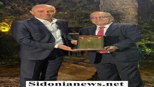 بالصور : السفير التونسي بوراوي الإمام يكرّم رئيس مجموعة أماكو علي محمود العبد الله