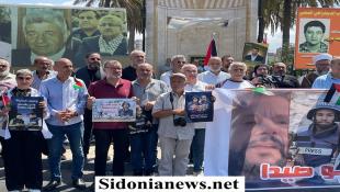 بالصور: وقفة غضب من إعلاميي وإعلاميات صيدا في ساحة الشهداء إستنكارا لجرائم  الإحتلال الإسرائيلي باستهداف وقتل الصحافيين في غزة فلسطين وفي لبنان