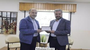 بالصور : الحبّ في قصيدة ... لقاء في ثانوية السفير ...  جميل معلّم شاعر يهيم عشقًا وعاشق يفيض شعرًا !
