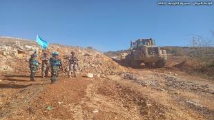 بالصور : الجيش اللبناني يزيل ساترًا ترابيًّا أقامه العدو الإسرائيلي في خراج بلدة مركبا - مرجعيون